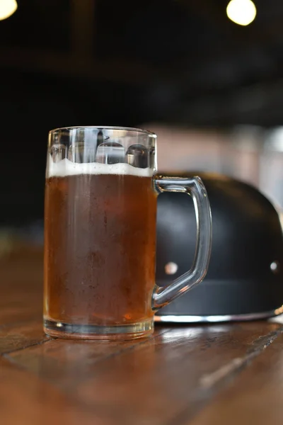 Un vaso de cerveza en una mesa de madera. Cerveza en un vaso — Foto de Stock