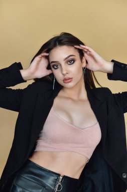 çok beyaz yetişkin stüdyoda poz