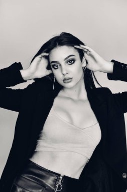 çok beyaz yetişkin stüdyoda poz