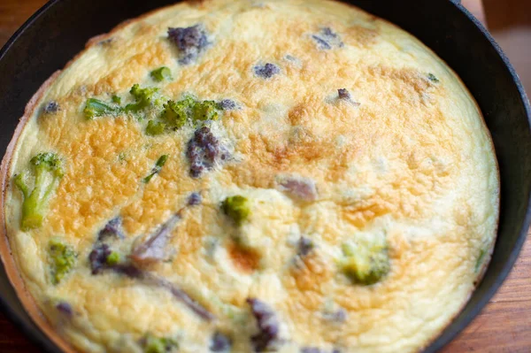 Omletă cu broccoli. Conopida Omelet . — Fotografie, imagine de stoc