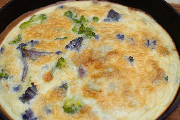 Omelete com brócolis. Couve-flor Omelet . — Fotografia de Stock