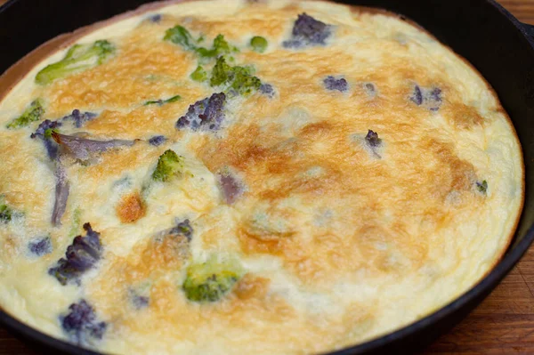 Omelete com brócolis. Couve-flor Omelet . — Fotografia de Stock