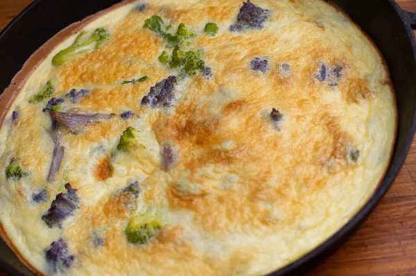 Omletă cu broccoli. Conopida Omelet . — Fotografie, imagine de stoc