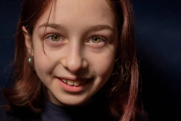 Küçük Bir Kızın Portresi Kız Yaşında Alfa Neslinin Temsilcileri Resmi — Stok fotoğraf
