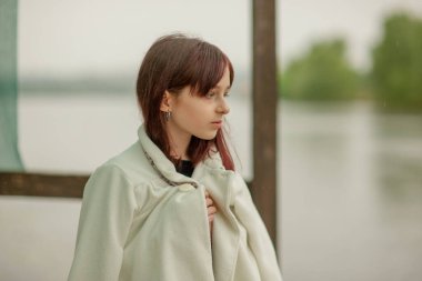 Küçük bir kızın portresi. Kız 9 yaşında. Alfa neslinin temsilcileri resmi kurallardan çok daha az etkilenir. Onlar için önemli olan sistemde değil, derede olmaları..