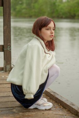 Küçük bir kızın portresi. Kız 9 yaşında. Alfa neslinin temsilcileri resmi kurallardan çok daha az etkilenir. Onlar için önemli olan sistemde değil, derede olmaları..