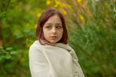 Küçük bir kızın portresi. Kız 9 yaşında. Alfa neslinin temsilcileri resmi kurallardan çok daha az etkilenir. Onlar için önemli olan sistemde değil, derede olmaları..