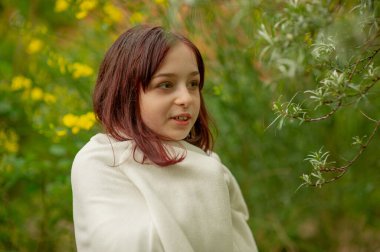 Küçük bir kızın portresi. Kız 9 yaşında. Alfa neslinin temsilcileri resmi kurallardan çok daha az etkilenir. Onlar için önemli olan sistemde değil, derede olmaları..