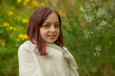 Küçük bir kızın portresi. Kız 9 yaşında. Alfa neslinin temsilcileri resmi kurallardan çok daha az etkilenir. Onlar için önemli olan sistemde değil, derede olmaları..