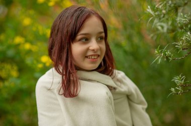 Küçük bir kızın portresi. Kız 9 yaşında. Alfa neslinin temsilcileri resmi kurallardan çok daha az etkilenir. Onlar için önemli olan sistemde değil, derede olmaları..