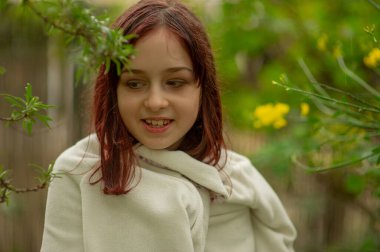 Küçük bir kızın portresi. Kız 9 yaşında. Alfa neslinin temsilcileri resmi kurallardan çok daha az etkilenir. Onlar için önemli olan sistemde değil, derede olmaları..