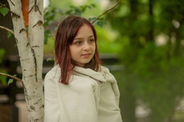 Küçük bir kızın portresi. Kız 9 yaşında. Alfa neslinin temsilcileri resmi kurallardan çok daha az etkilenir. Onlar için önemli olan sistemde değil, derede olmaları..