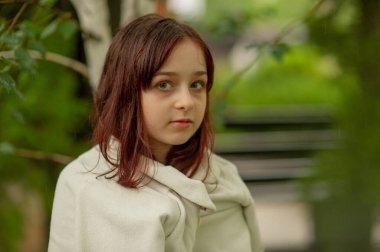 Küçük bir kızın portresi. Kız 9 yaşında. Alfa neslinin temsilcileri resmi kurallardan çok daha az etkilenir. Onlar için önemli olan sistemde değil, derede olmaları..