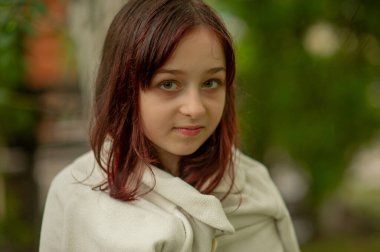 Küçük bir kızın portresi. Kız 9 yaşında. Alfa neslinin temsilcileri resmi kurallardan çok daha az etkilenir. Onlar için önemli olan sistemde değil, derede olmaları..