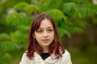 Küçük bir kızın portresi. Kız 9 yaşında. Alfa neslinin temsilcileri resmi kurallardan çok daha az etkilenir. Onlar için önemli olan sistemde değil, derede olmaları..