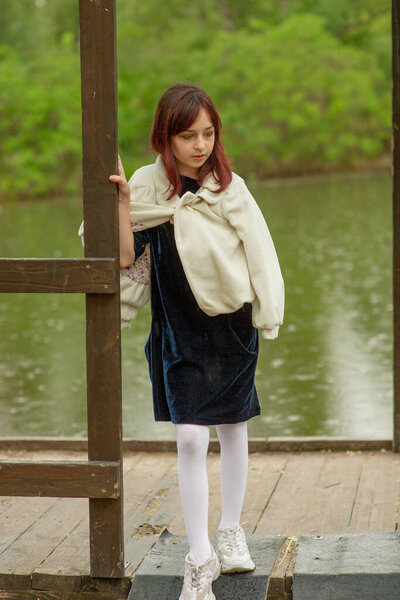 портрет маленькой девочки. Девочке 9 лет. Представители поколения Альфа гораздо менее подвержены формальным правилам. Для них важно не быть в системе, а в потоке
.