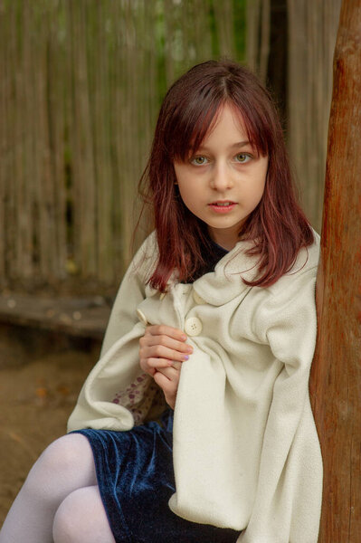 портрет маленькой девочки. Девочке 9 лет. Представители поколения Альфа гораздо менее подвержены формальным правилам. Для них важно не быть в системе, а в потоке
.