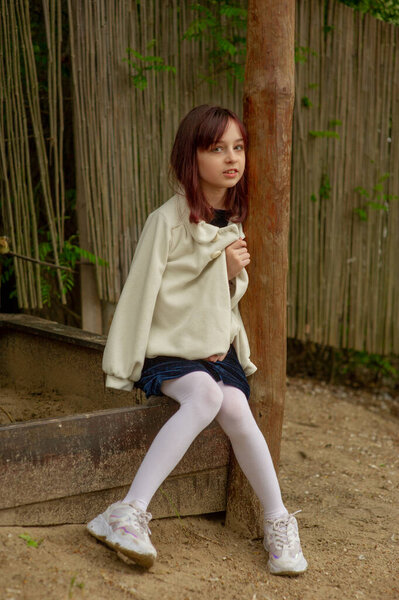 портрет маленькой девочки. Девочке 9 лет. Представители поколения Альфа гораздо менее подвержены формальным правилам. Для них важно не быть в системе, а в потоке
.