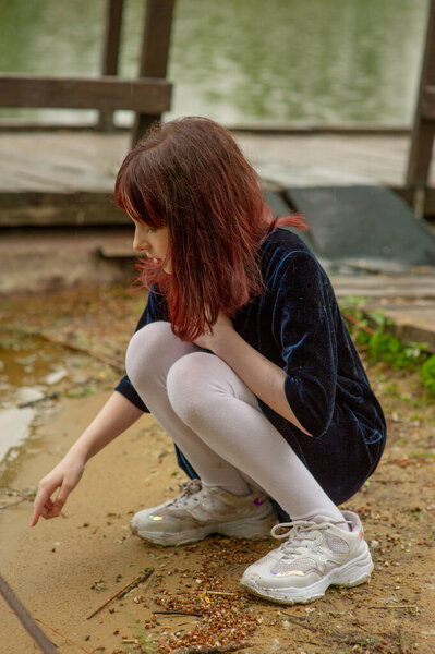 портрет маленькой девочки. Девочке 9 лет. Представители поколения Альфа гораздо менее подвержены формальным правилам. Для них важно не быть в системе, а в потоке
.