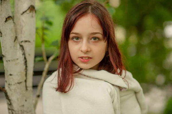 一个9岁的可爱小女孩的画像 一个穿着白衣的小女孩站在桦树旁 一个红头发和发型的青少年 — 图库照片