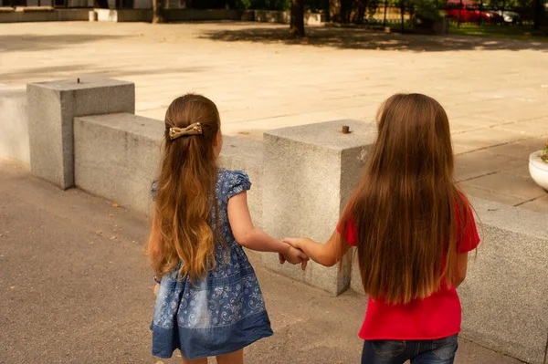 Zusters Outdoor Foto Van Twee Kleine Meisjes Twee Kleine Meisjes — Stockfoto