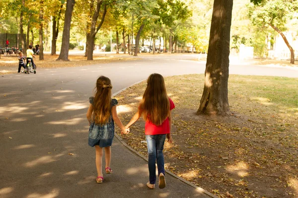 Zusters Outdoor Foto Van Twee Kleine Meisjes Twee Kleine Meisjes — Stockfoto