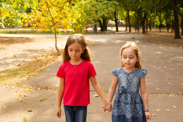 Zusters Outdoor Foto Van Twee Kleine Meisjes Twee Kleine Meisjes — Stockfoto