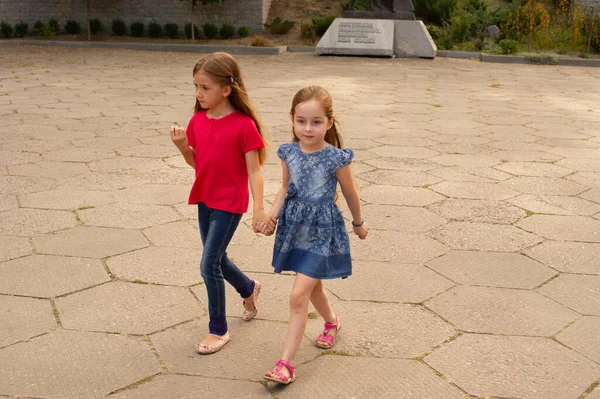 Hermanas Foto Aire Libre Dos Niñas Dos Niñas Caminan Por — Foto de Stock