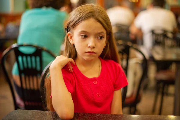 Une Jolie Petite Fille Shirt Rouge Une Table Dans Restaurant — Photo