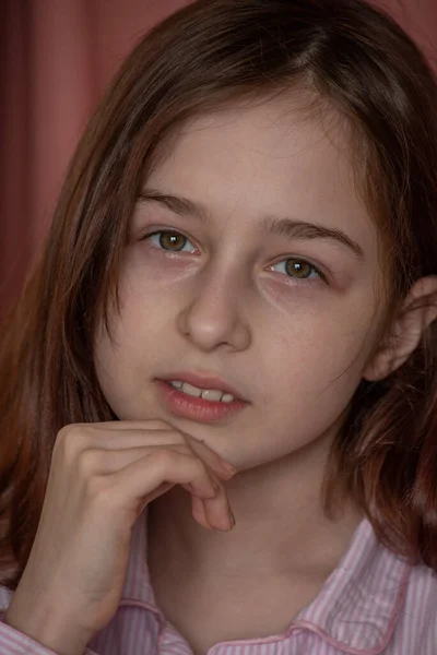 Zamknij Portret Białej Dziewczyny Dziewięciolatka Domu Nastolatka Dziewczyna Różowej Piżamie — Zdjęcie stockowe