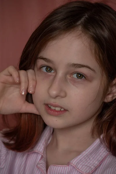 Feche Retrato Menina Caucasiana Menina Anos Casa Uma Menina Adolescente — Fotografia de Stock