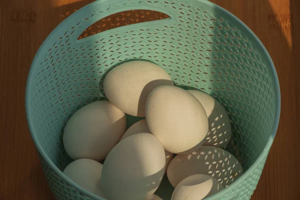 Натуральные Домашние Яйца Подносе Вид Сверху Яичный Поднос Пасхальная Концепция — стоковое фото