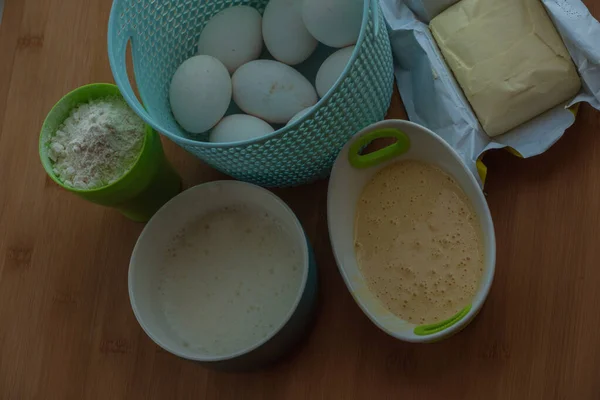 Pregătirea Pentru Coacerea Untului Făină Ouă Amestecate Separat Proteine Gălbenuș — Fotografie, imagine de stoc