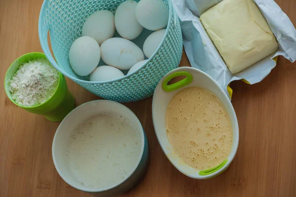 Vorbereitung Zum Backen Von Mehlbutter Eiweiß Und Eigelb Mehl Butter — Stockfoto