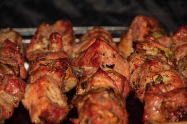 Kuzu kebabı. Salamura edilmiş şiş mangal ızgarasında mangal yapmaya hazırlanıyor. Akşam yemeği için lokantada kebap var. Kömürde sulu et. Geleneksel Rus ve Doğu mutfağı.