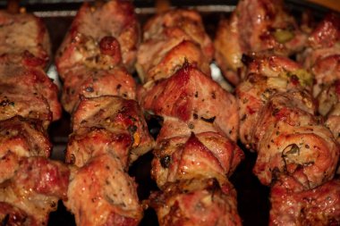 Kuzu kebabı. Salamura edilmiş şiş mangal ızgarasında mangal yapmaya hazırlanıyor. Akşam yemeği için lokantada kebap var. Kömürde sulu et. Geleneksel Rus ve Doğu mutfağı.