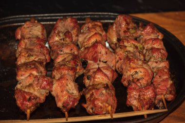 Kuzu kebabı. Salamura edilmiş şiş mangal ızgarasında mangal yapmaya hazırlanıyor. Akşam yemeği için lokantada kebap var. Kömürde sulu et. Geleneksel Rus ve Doğu mutfağı.