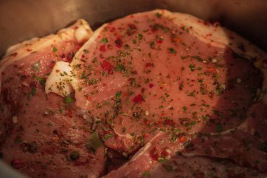 Taze et. Çiğ domuz bifteği. Domuz pirzolası, et. Baharatlı bir tavada domuz eti. Biftek yapıyorum.