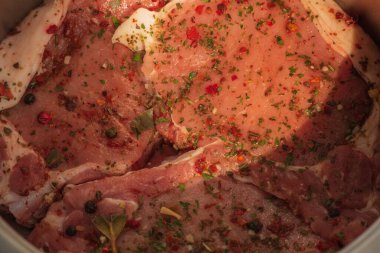 Taze et. Çiğ domuz bifteği. Domuz pirzolası, et. Baharatlı bir tavada domuz eti. Biftek yapıyorum.