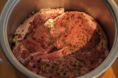 Taze et. Çiğ domuz bifteği. Domuz pirzolası, et. Baharatlı bir tavada domuz eti. Biftek yapıyorum.