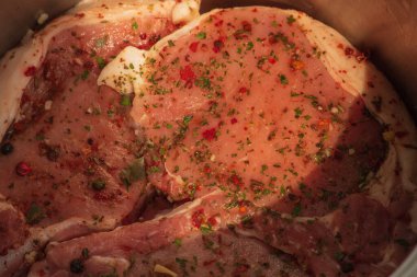 Taze et. Çiğ domuz bifteği. Domuz pirzolası, et. Baharatlı bir tavada domuz eti. Biftek yapıyorum.