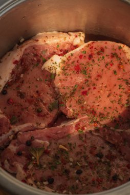 Taze et. Çiğ domuz bifteği. Domuz pirzolası, et. Baharatlı bir tavada domuz eti. Biftek yapıyorum.