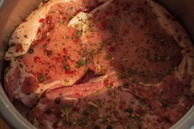 Taze et. Çiğ domuz bifteği. Domuz pirzolası, et. Baharatlı bir tavada domuz eti. Biftek yapıyorum.