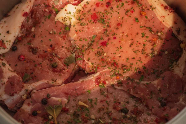 Taze et. Çiğ domuz bifteği. Domuz pirzolası, et. Baharatlı bir tavada domuz eti. Biftek yapıyorum.