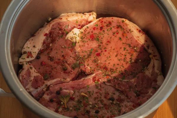 Taze et. Çiğ domuz bifteği. Domuz pirzolası, et. Baharatlı bir tavada domuz eti. Biftek yapıyorum.