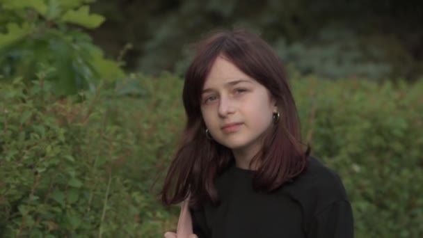 Fechar Menina Bonita Contra Fundo Árvores Vegetação Menina Com Uma — Vídeo de Stock