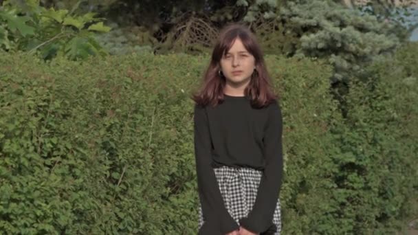 Fechar Menina Bonita Contra Fundo Árvores Vegetação Menina Com Uma — Vídeo de Stock