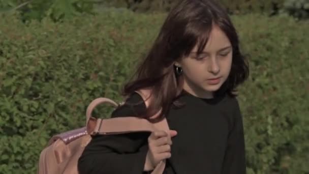 Fechar Menina Bonita Contra Fundo Árvores Vegetação Menina Com Uma — Vídeo de Stock