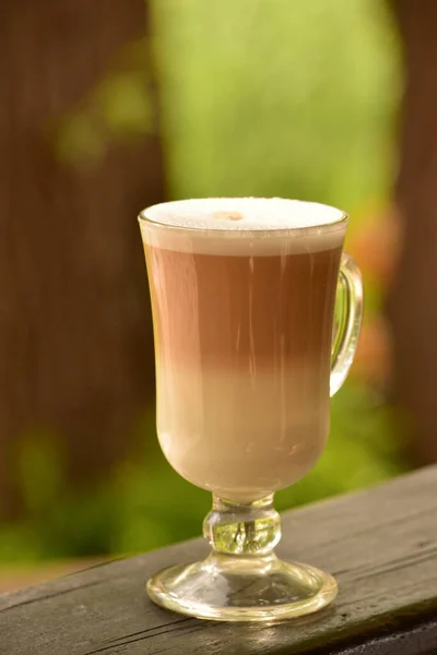 Caffè Caldo Sulla Terrazza Estiva Tempo Caldo Tazza Latte Macchiato — Foto Stock