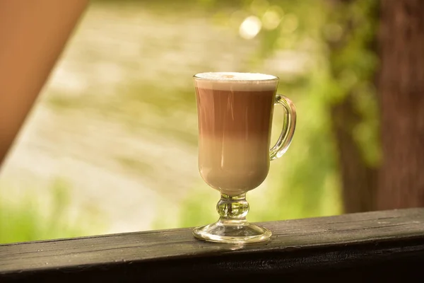 Caffè Caldo Sulla Terrazza Estiva Tempo Caldo Tazza Latte Macchiato — Foto Stock